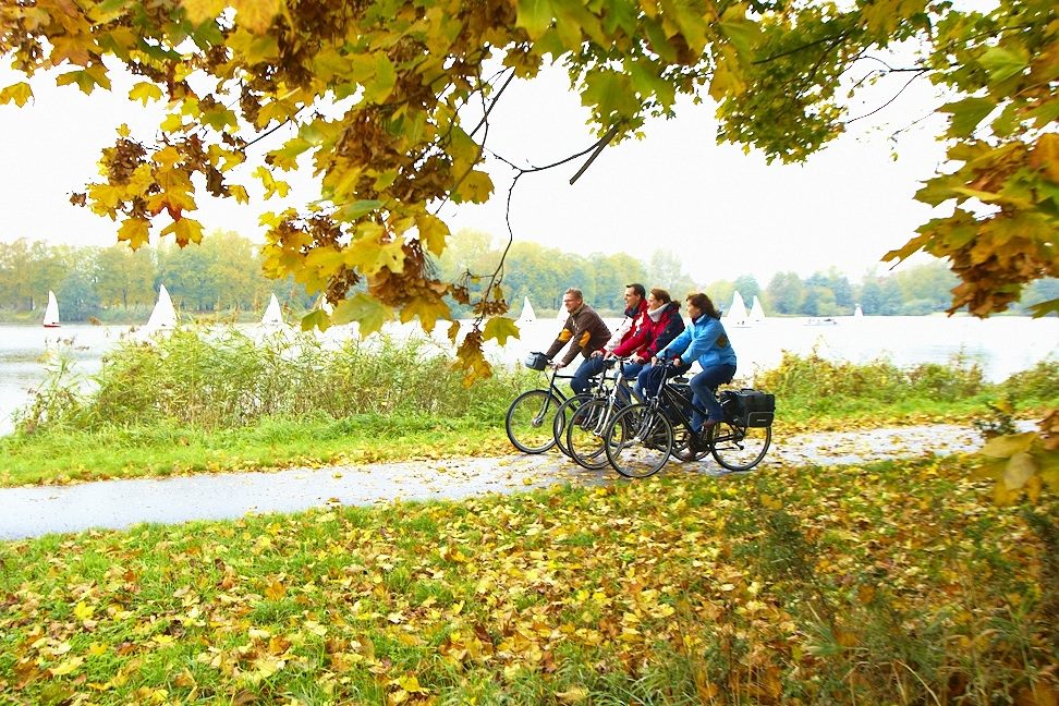 Fietsers langs het meer in de herfst