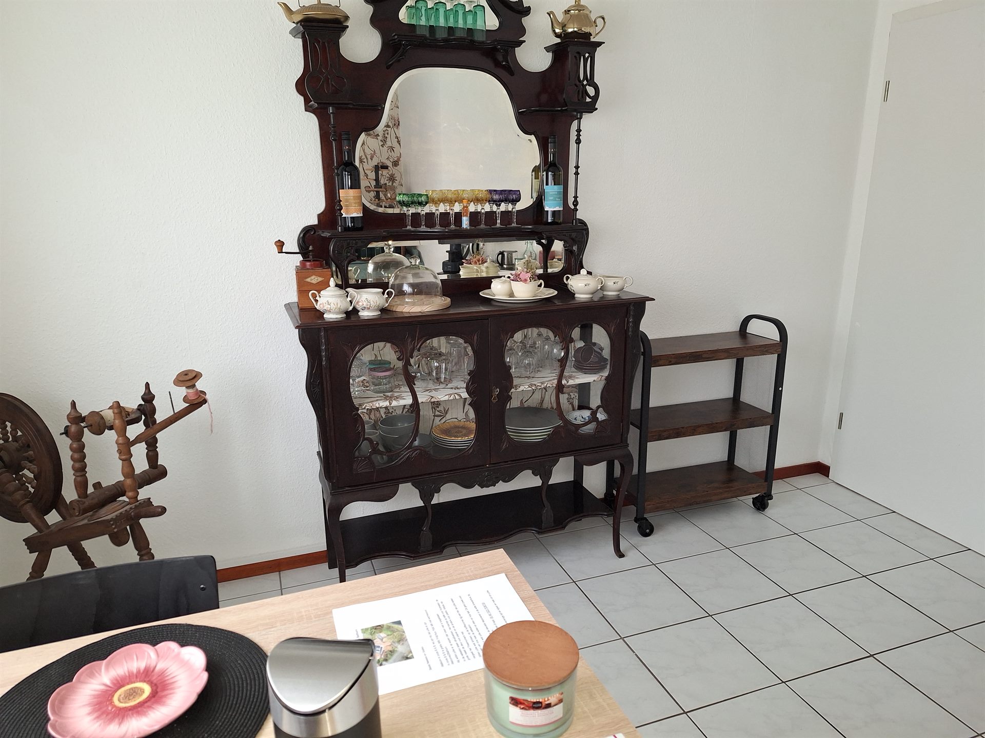 Antiek buffet met theeservies in Rustpunt Lindtorphe