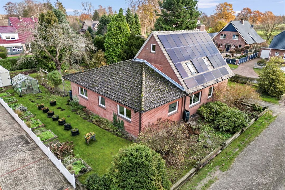 Luchtfoto van Rustpunt Lindtorphe met tuin en zonnepanelen