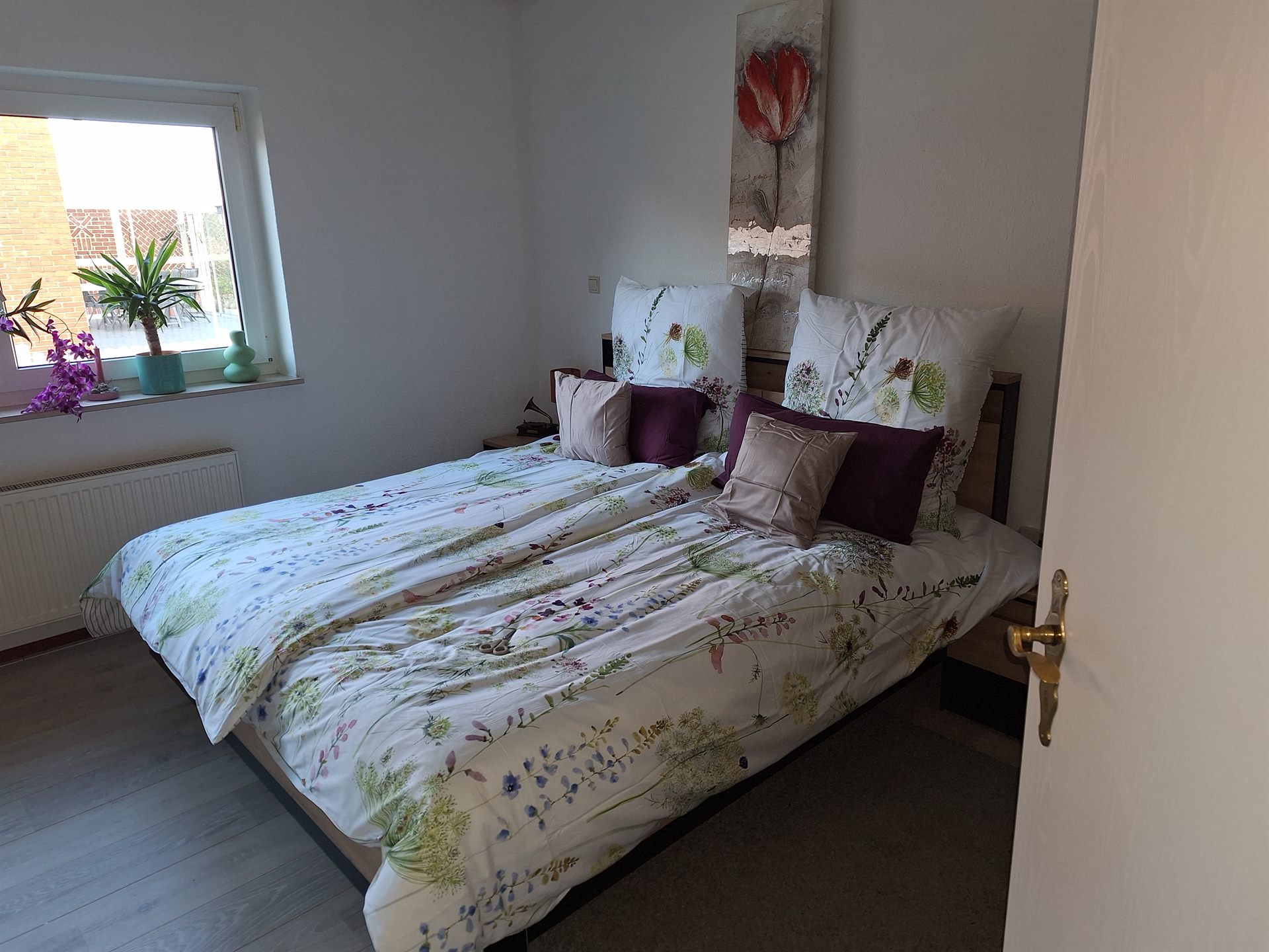 Slaapkamer met bloemenbeddengoed in Rustpunt Lindtorphe