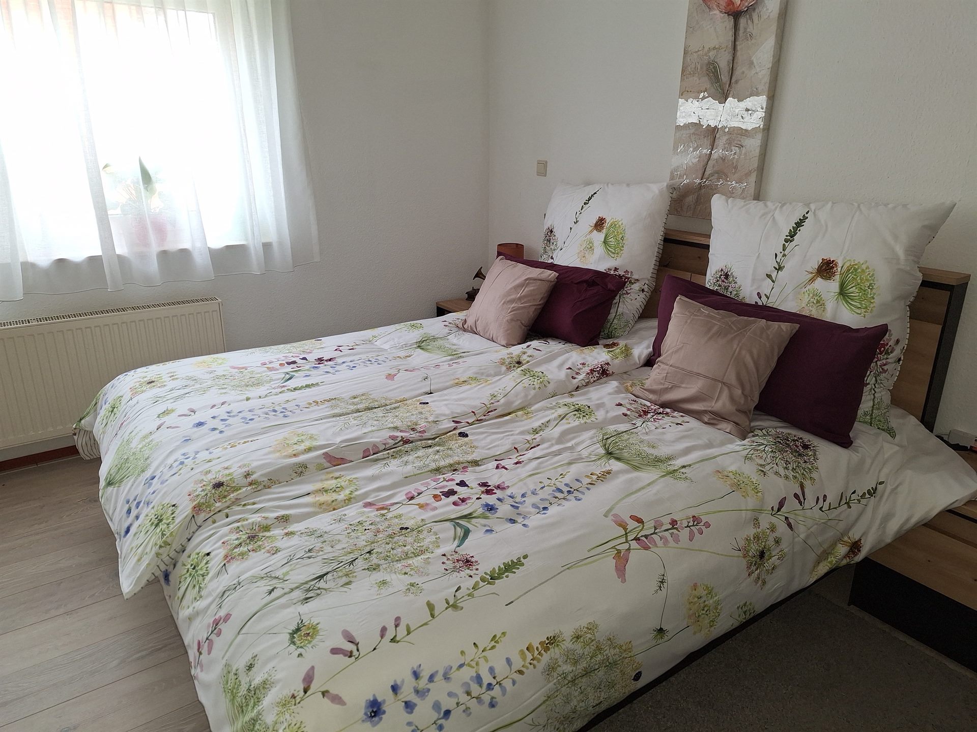 Tweepersoonskamer met bloemenbeddengoed in Rustpunt Lindtorphe