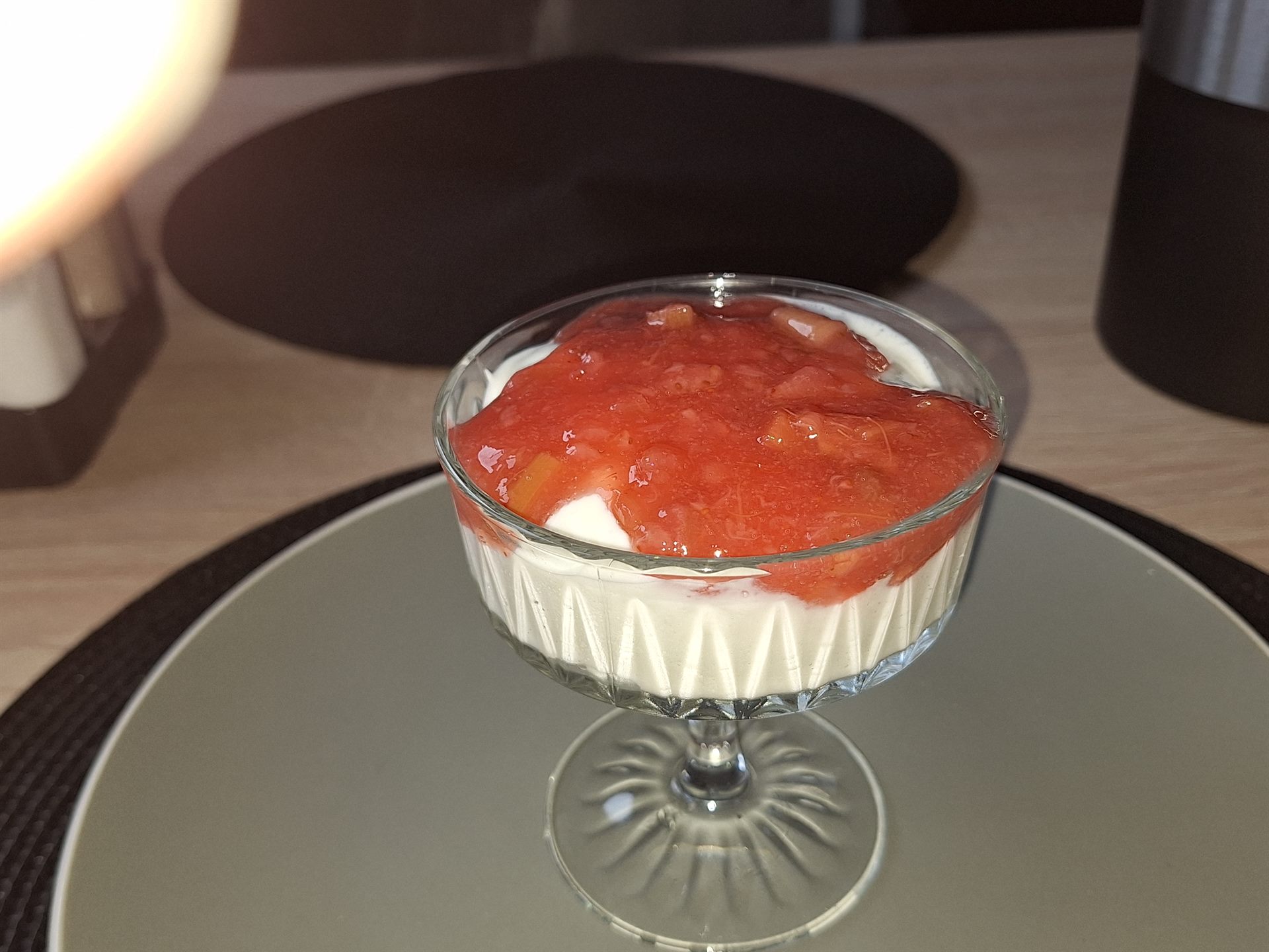 Vegan ontbijt met rood fruit bij Rustpunt Lindtorphe